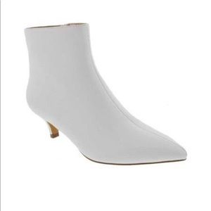Penny Loves  Kenny White booties. size 8.